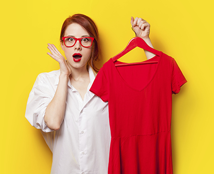 Truco para que la ropa no se caiga de las perchas