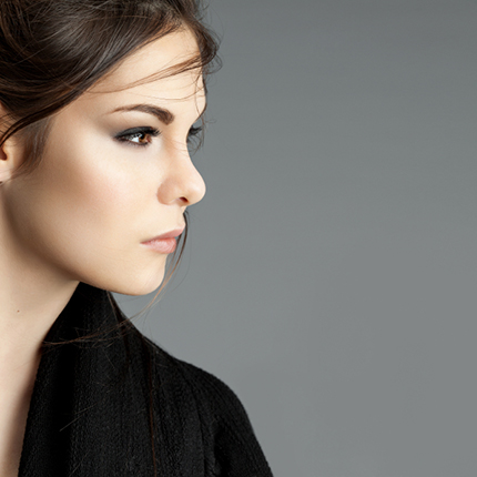 Aprovecha esa base de maquillaje que te queda oscura