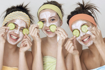 Dos mascarillas faciales para hacer en casa junto a tus amigas 
