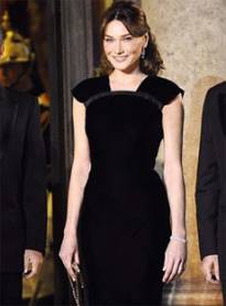 El medio es el mensaje: el look de Carla Bruni