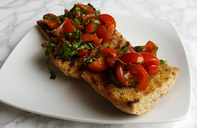 C�mo preparar unas ricas bruschettas de tomates en pan grillado