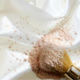 Truco para quitar las manchas de maquillaje de la ropa