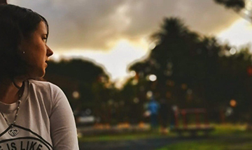 El ocaso, el poste, y la plaza